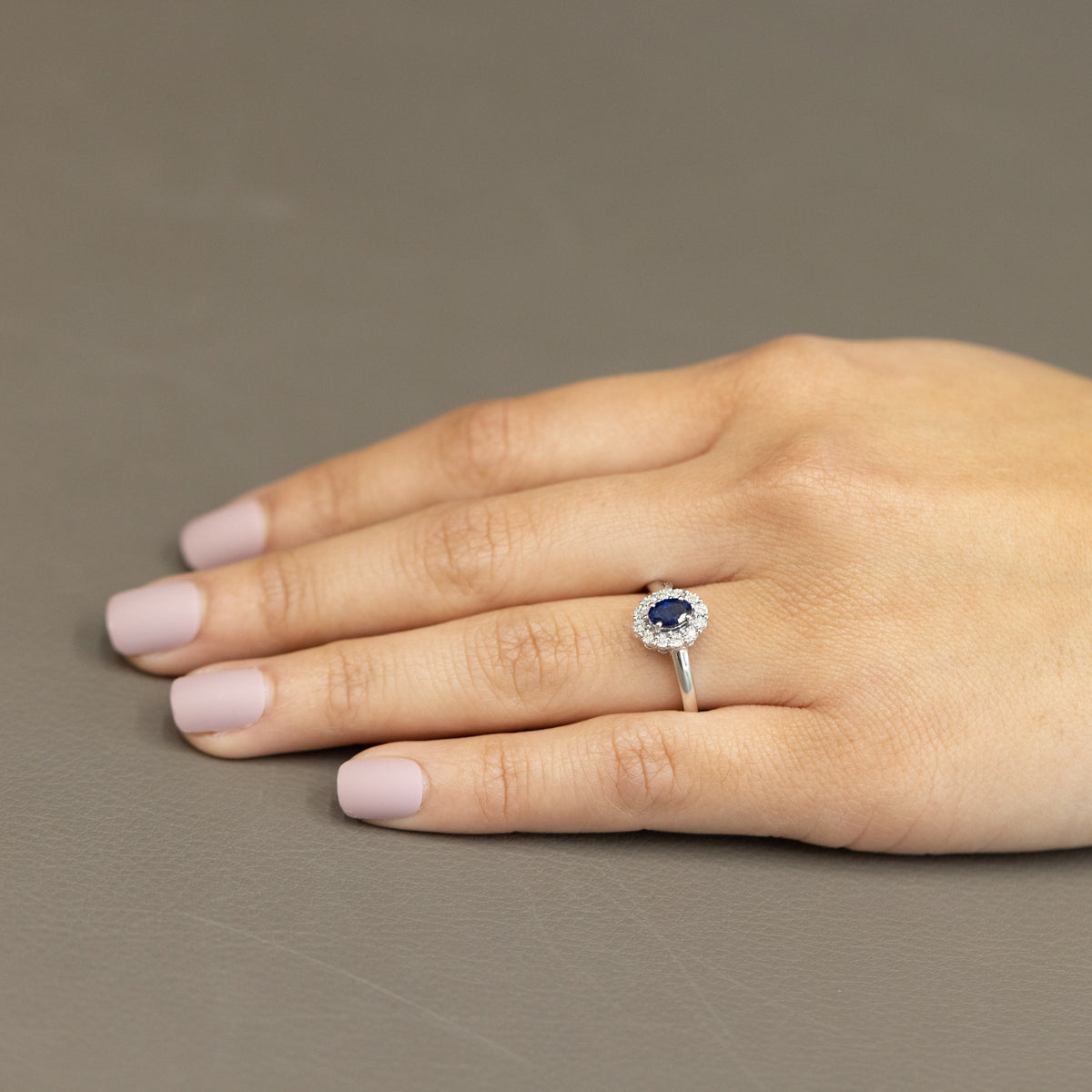 Anello in Oro Bianco 18 KT Con Zaffiro Centrale e Giro di Diamanti