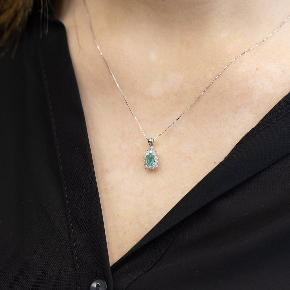 18Kt White Gold Necklace with Baguette Cut Central Emerald and Diamond Ring