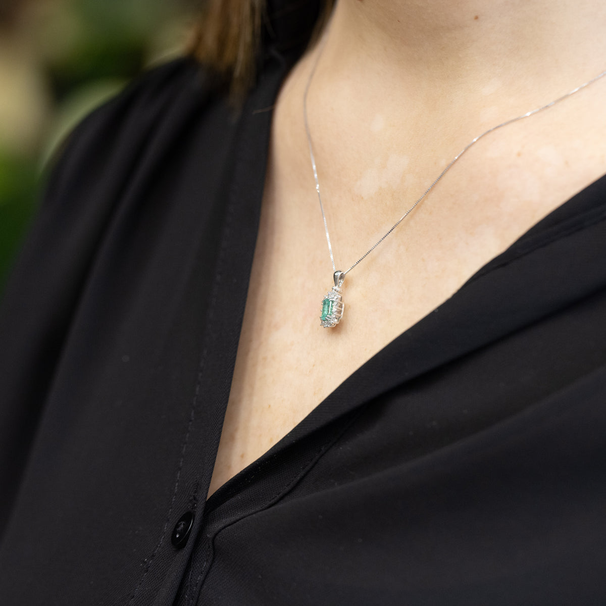 18Kt White Gold Necklace with Baguette Cut Central Emerald and Diamond Ring