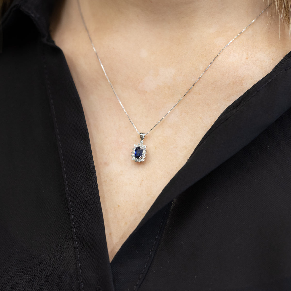 Collana in Oro Bianco 18 Kt con Ciondolo Zaffiro Taglio a Baguette e Giro di Diamanti