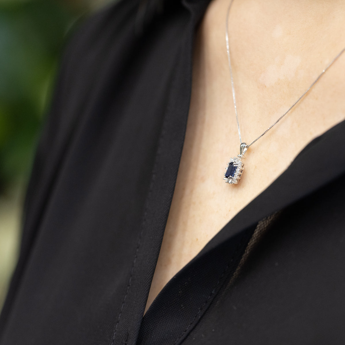 Collana in Oro Bianco 18 Kt con Ciondolo Zaffiro Taglio a Baguette e Giro di Diamanti