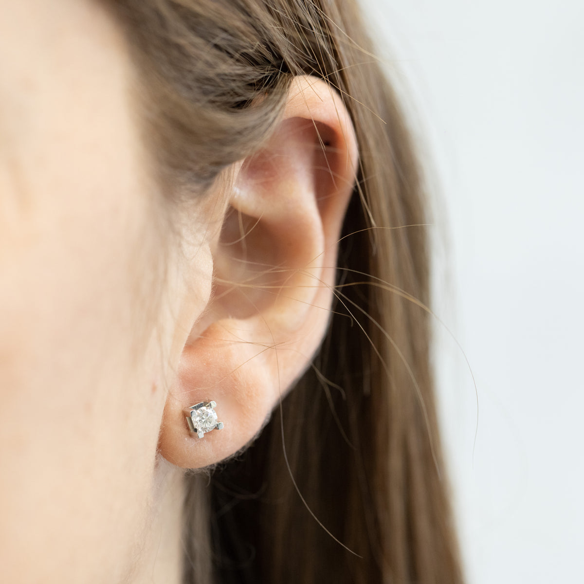 Orecchini in Oro Bianco 18 KT Montatura 4 Griffe con Diamanti Taglio Rotondo Brillante