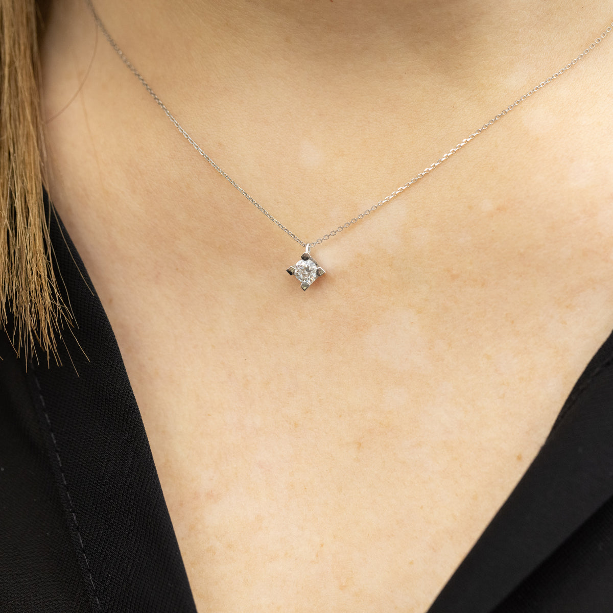 18KT White Gold Necklace 4 Prong Setting with Round Brilliant Cut Diamond 