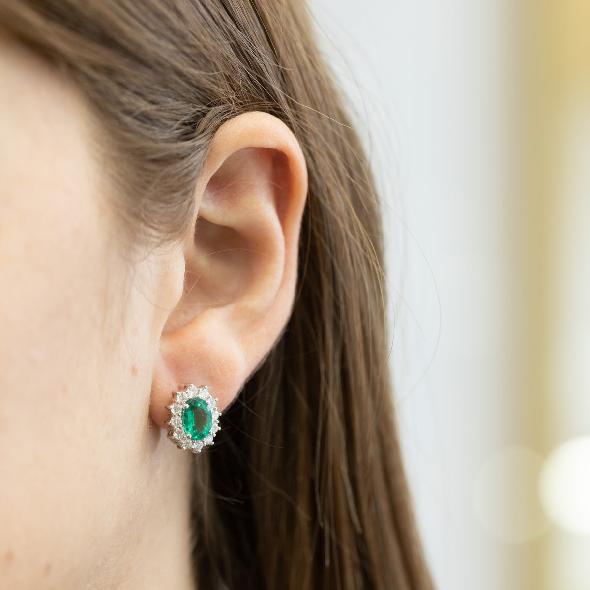 Orecchini in oro bianco 18 kt con diamanti da 1,10 kt e smeraldi da 2,12 kt