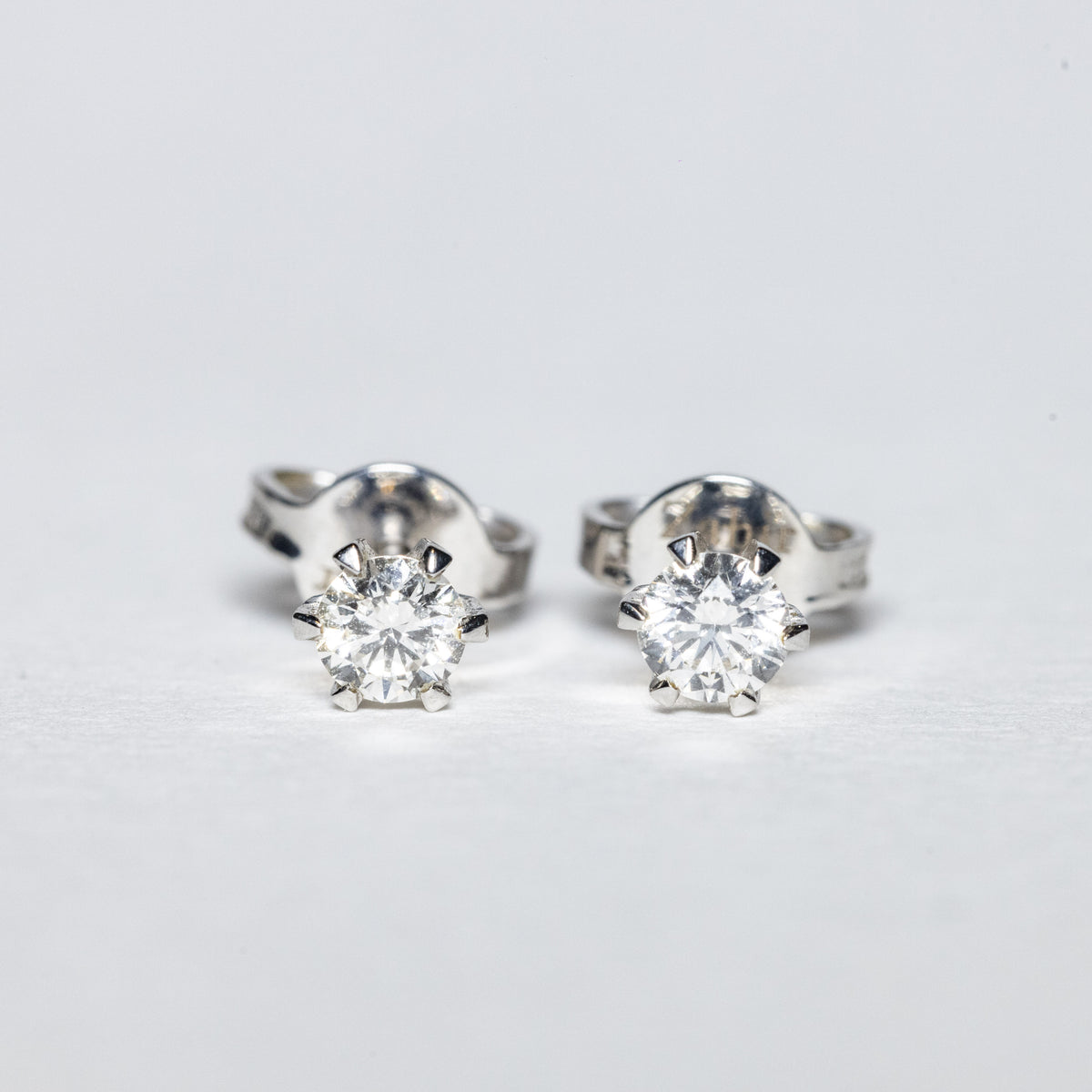 Orecchini in Oro Bianco 18 KT Montatura 6 Griffe con Diamanti Taglio Rotondo Brillante