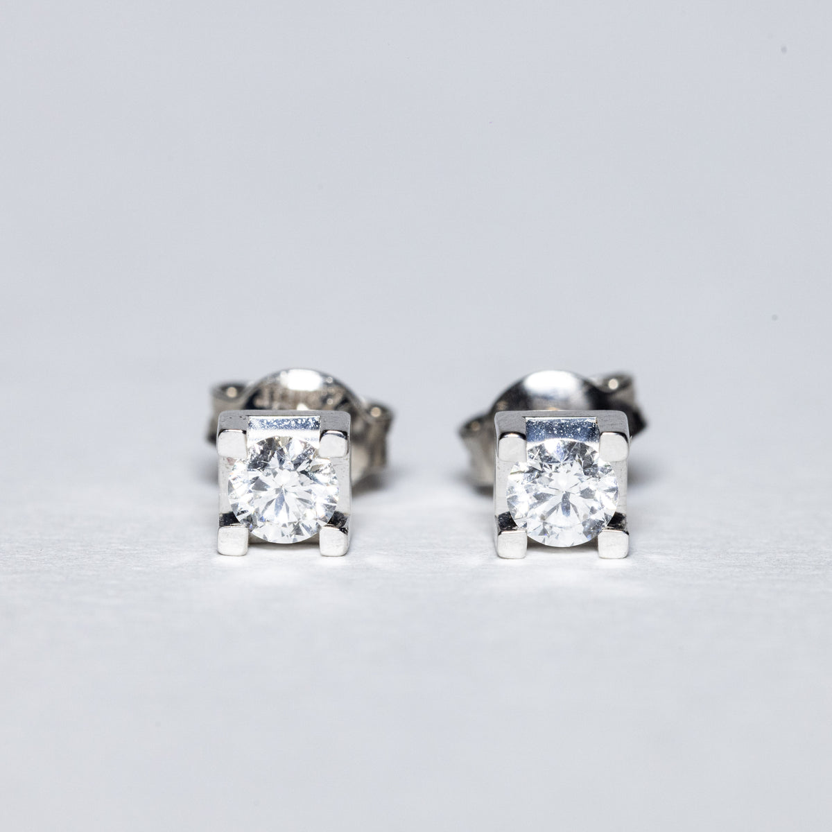 Orecchini in Oro Bianco 18 KT Montatura 4 Griffe con Diamanti Taglio Rotondo Brillante