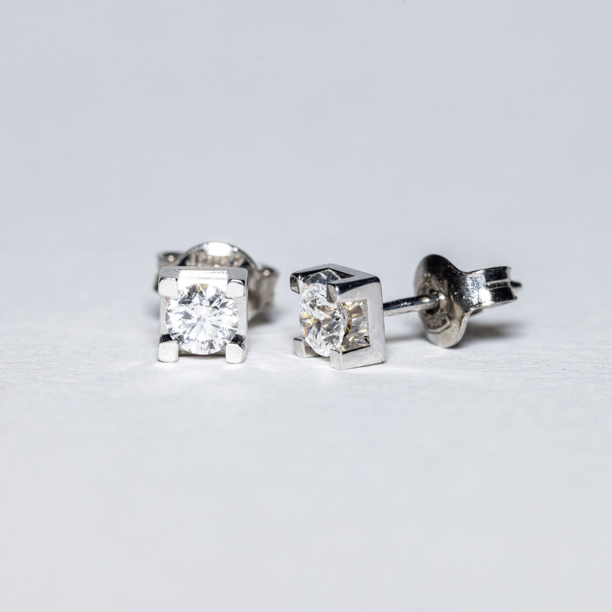 Orecchini in Oro Bianco 18 KT Montatura 4 Griffe con Diamanti Taglio Rotondo Brillante