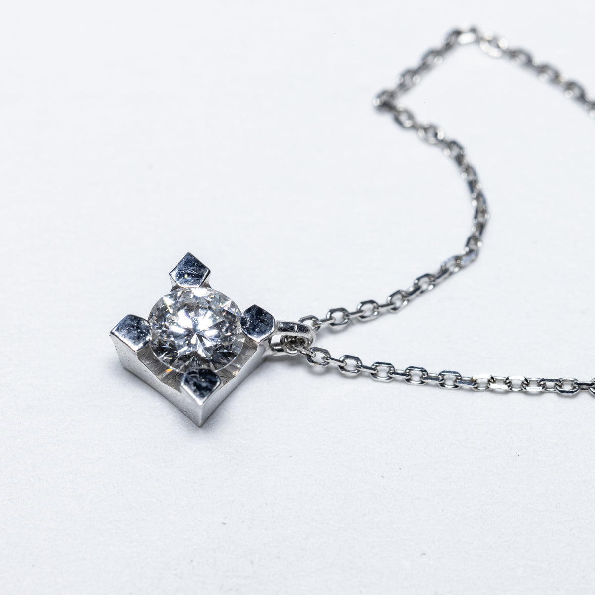 18KT White Gold Necklace 4 Prong Setting with Round Brilliant Cut Diamond 