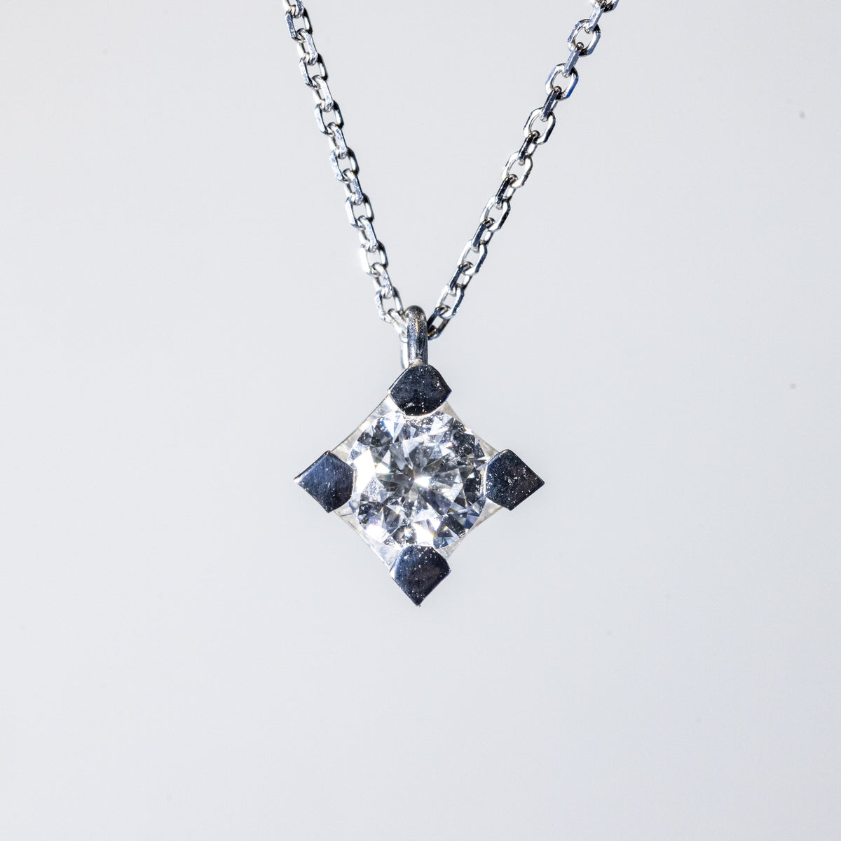 18KT White Gold Necklace 4 Prong Setting with Round Brilliant Cut Diamond 