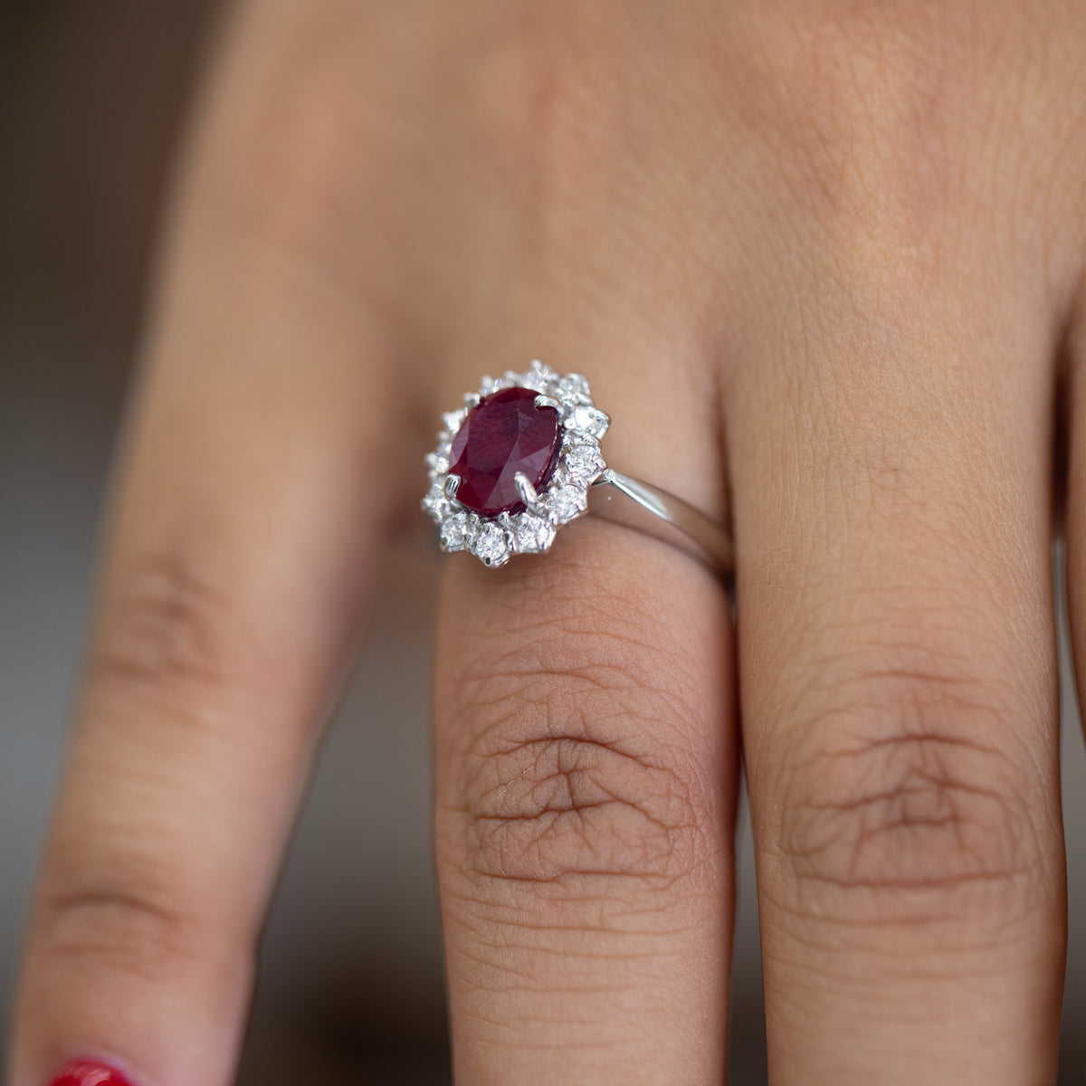 Anello in oro bianco con Rubino da 2,70 Carati e contorno in Diamanti