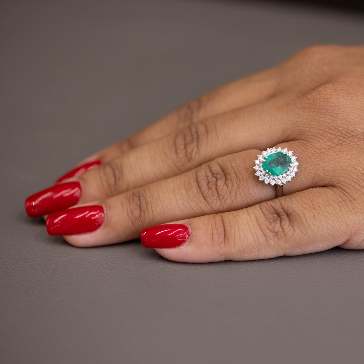 Anello in Oro bianco con Smeraldo centrale e doppio giro in diamanti