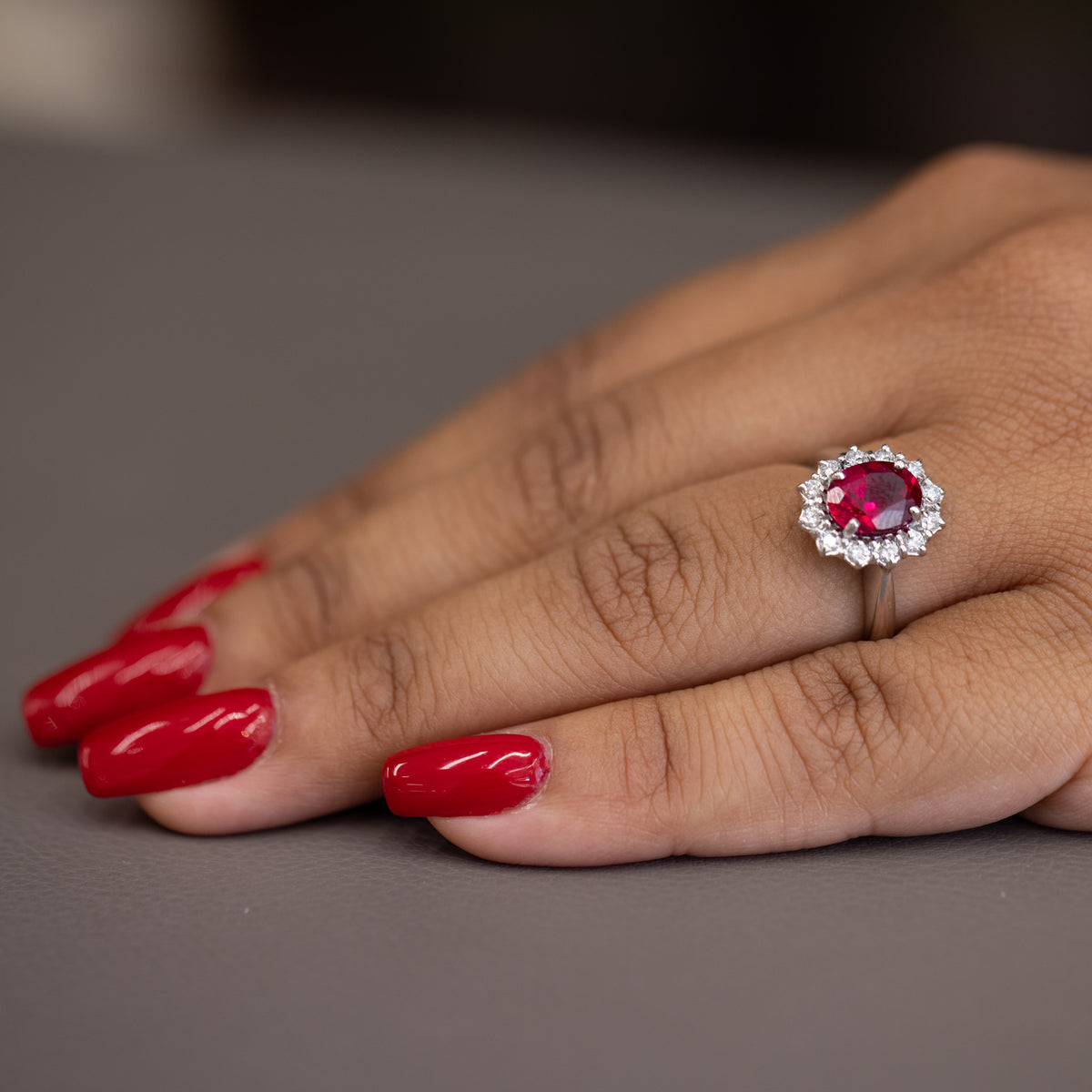 Anello in oro bianco 18KT con Rubino centrale e Diamanti