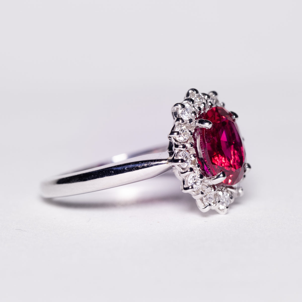 Anello in oro bianco 18KT con Rubino centrale e Diamanti