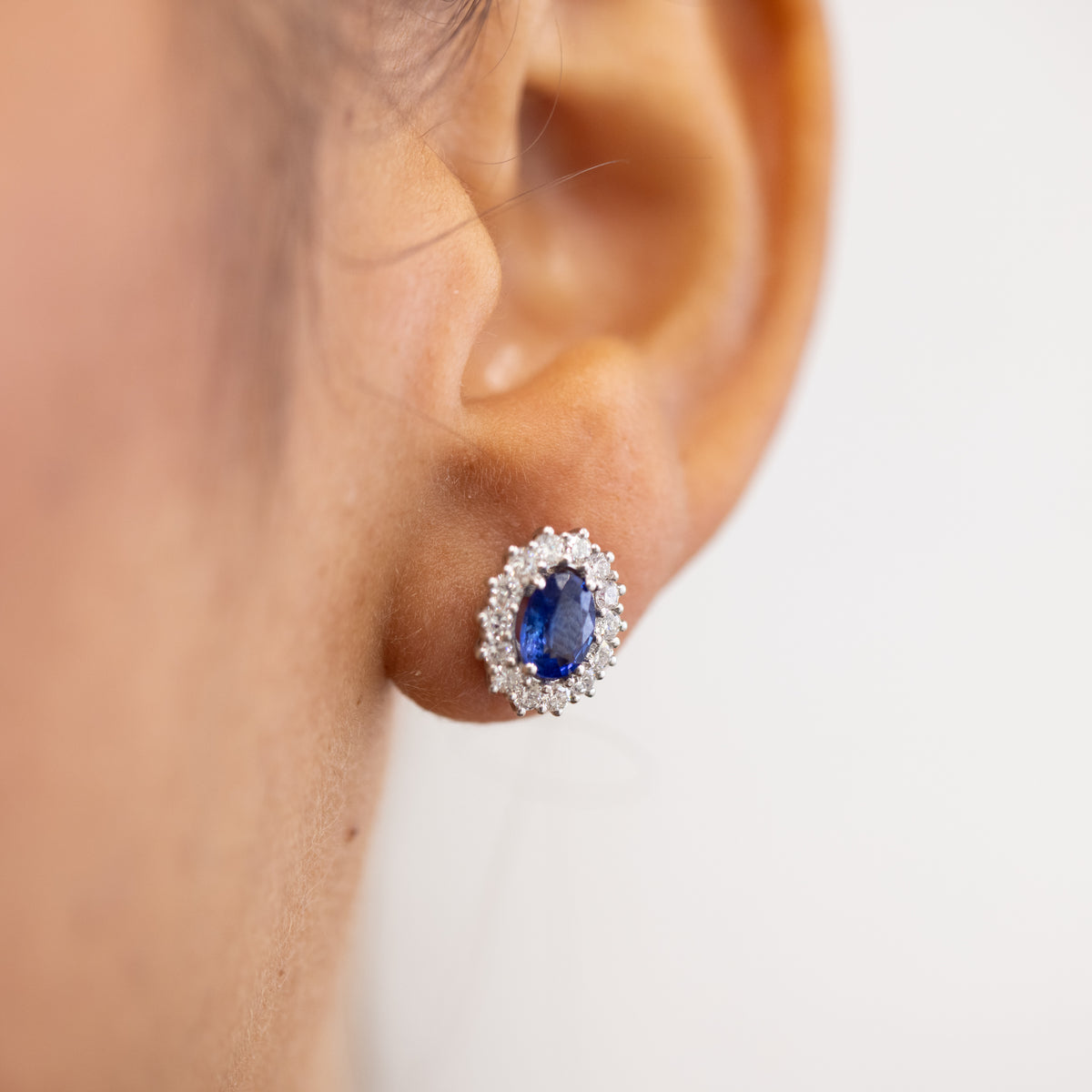 18KT White Gold Earrings with Diamonds and Central Sapphires