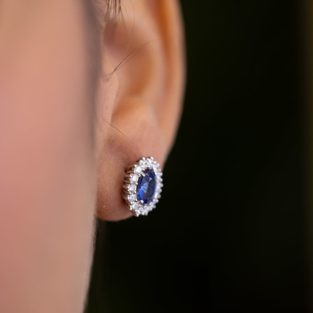 18KT White Gold Earrings with Diamonds and Central Sapphires
