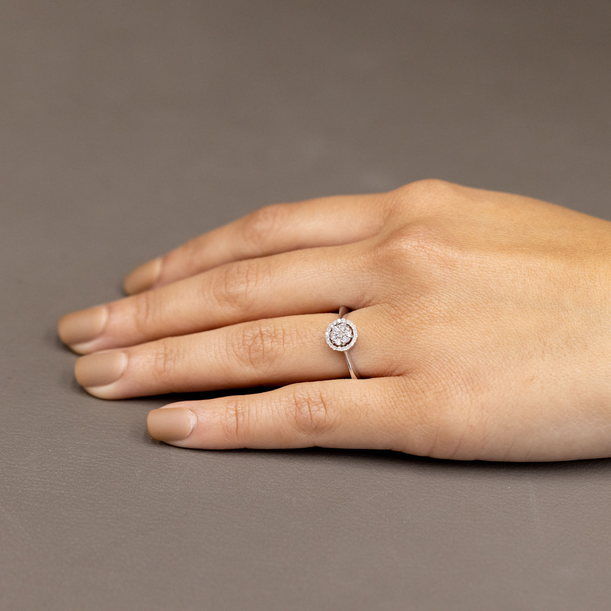 Anello in Oro Bianco 18 Kt con Fiore Pave' Contornato di Diamanti