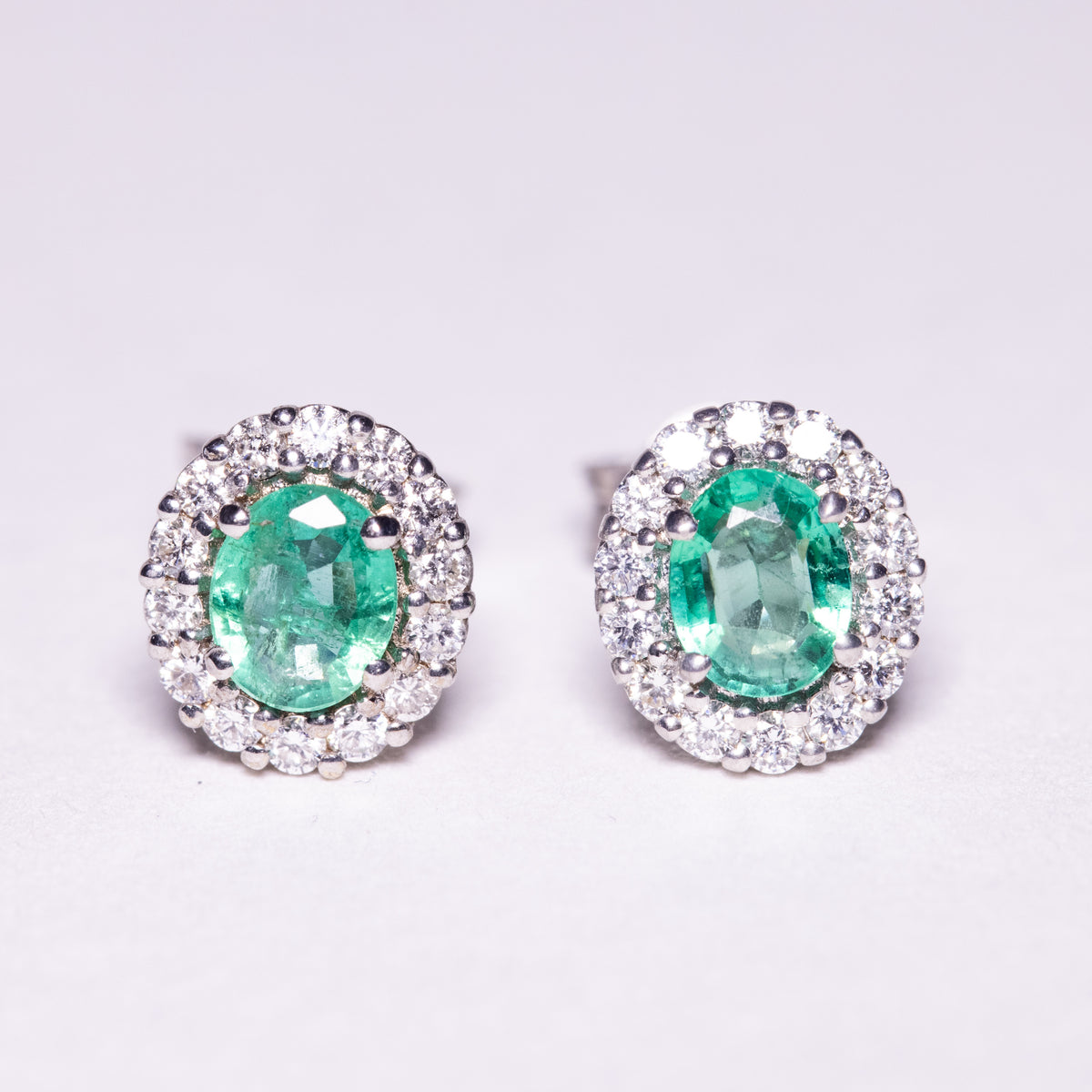 Earrings with Diamonds and Central Emeralds in 18KT White Gold