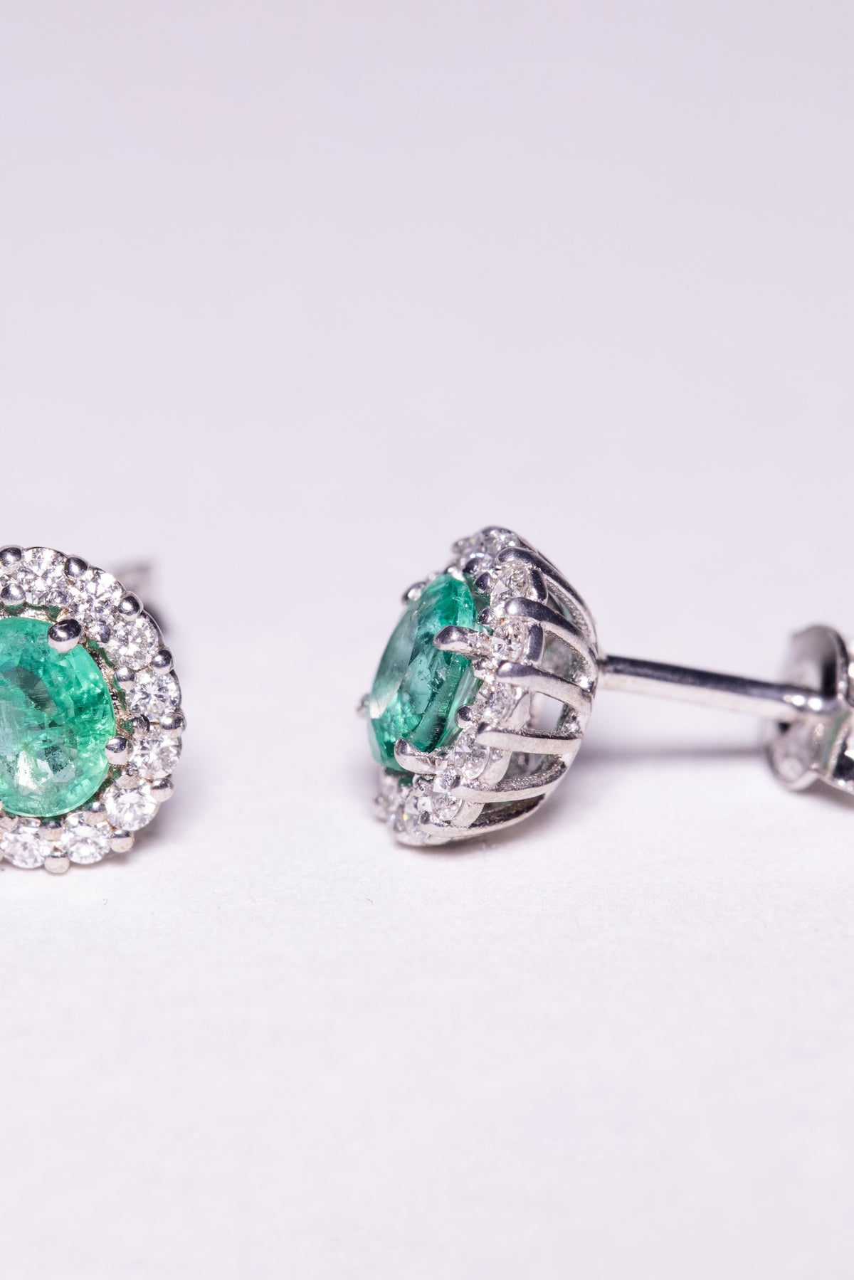 Earrings with Diamonds and Central Emeralds in 18KT White Gold
