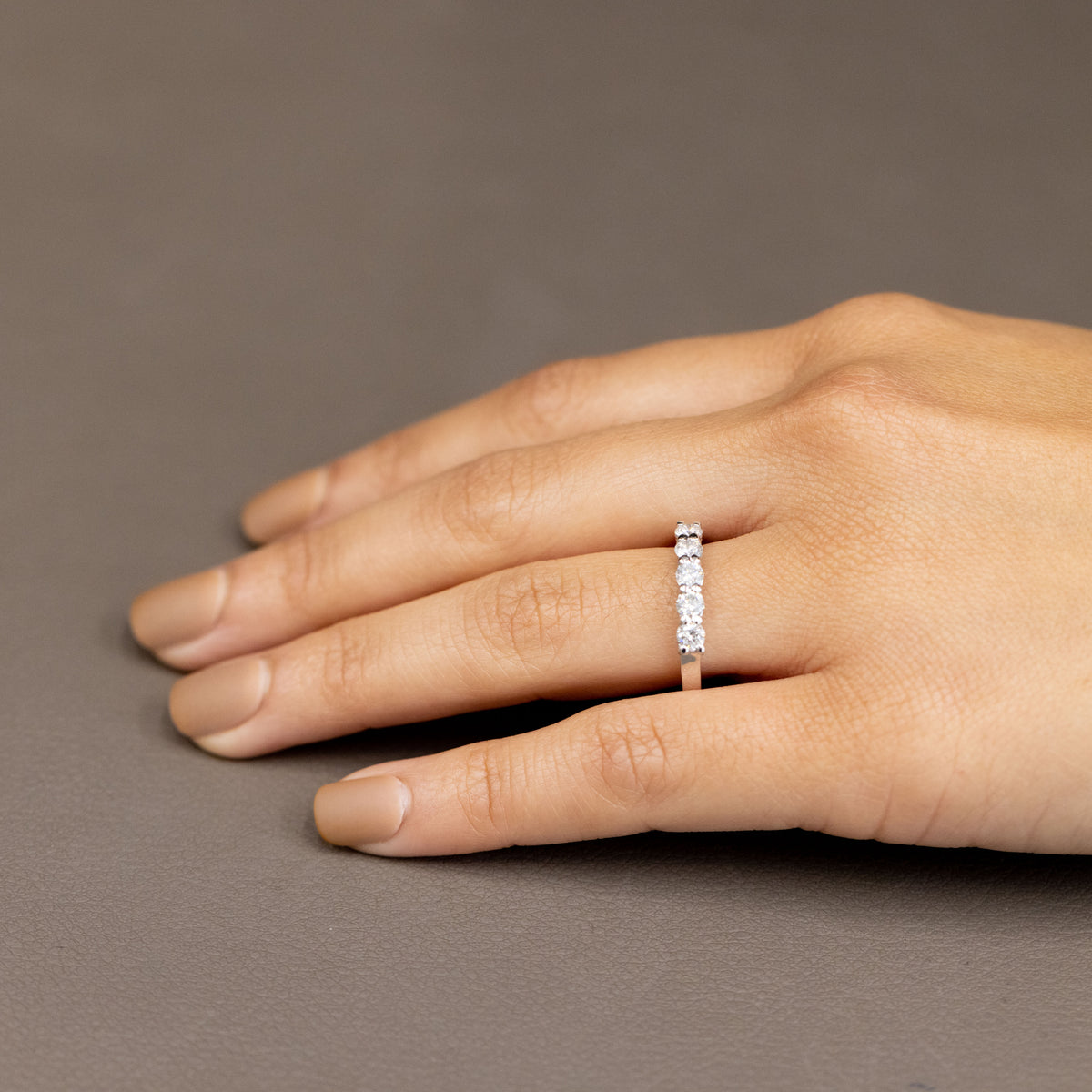 Anello Veretta Cinque Pietre in Oro Bianco 18 Kt Montatura Grace