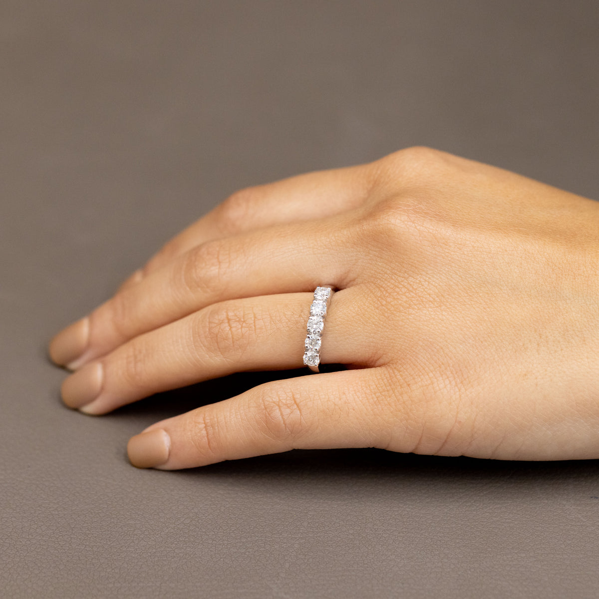 Anello Veretta Cinque Pietre in Oro Bianco 18 Kt