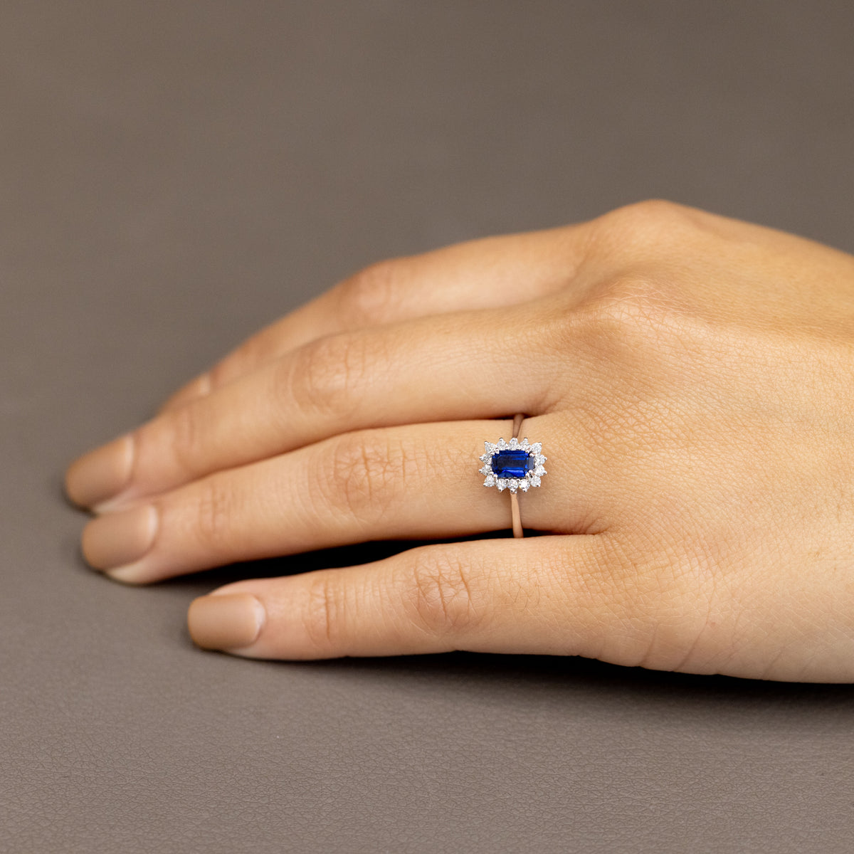 Anello In Oro Bianco 18Kt con Zaffiro Taglio Emerald Contornato Di Diamanti
