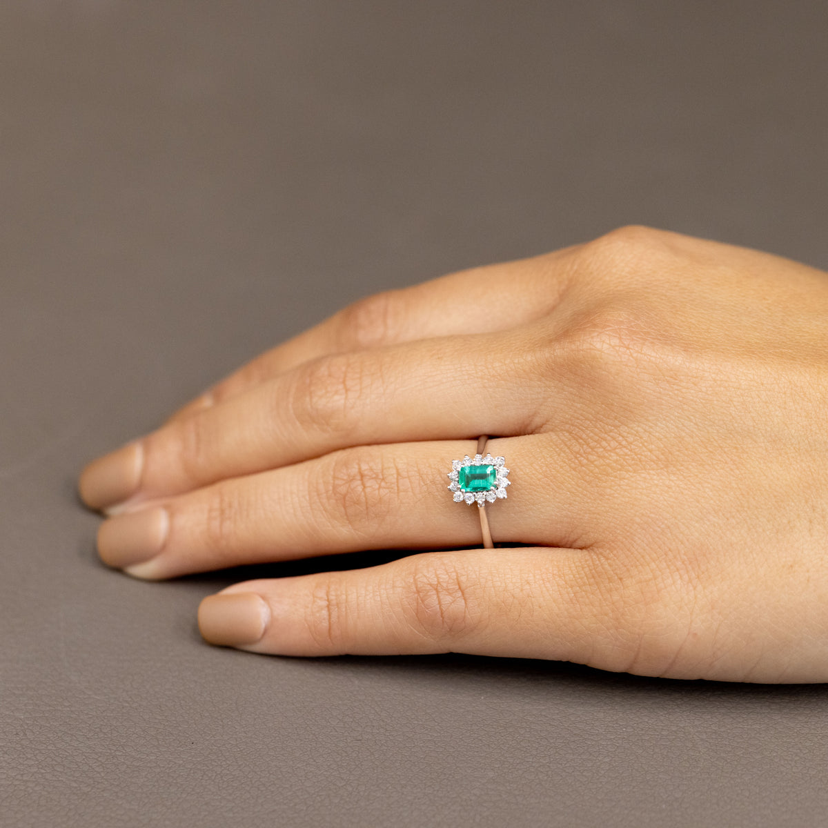Anello In Oro Bianco 18Kt Con Smeraldo Taglio Emerald Contornato Di Diamanti