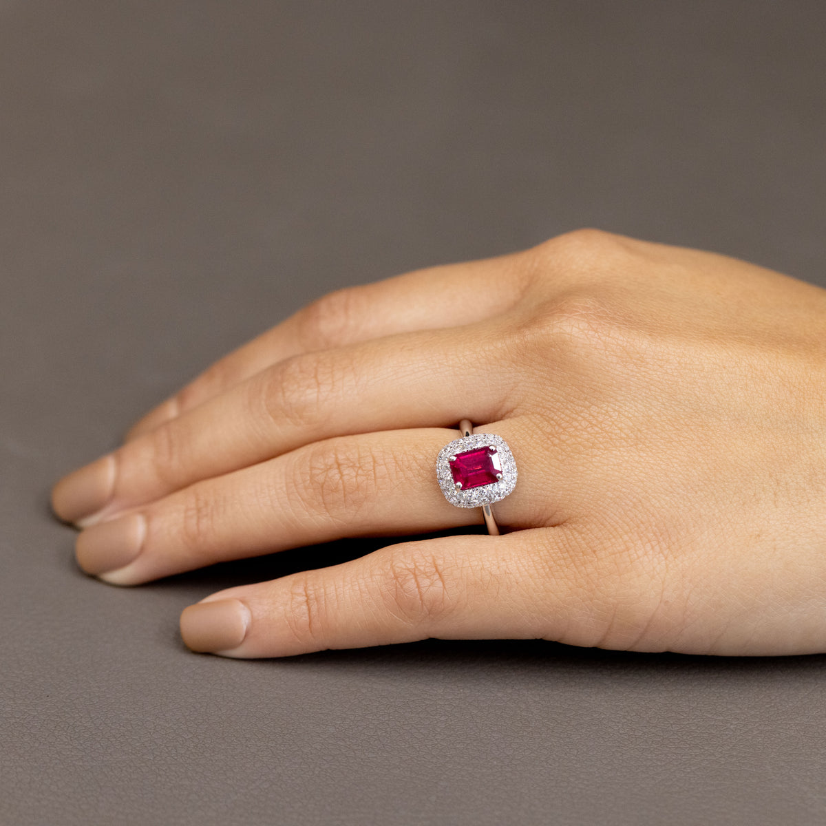 Anello in Oro Bianco 18 Kt con Rubino Centrale Taglio a Cuscino e Doppio Giro di Diamanti