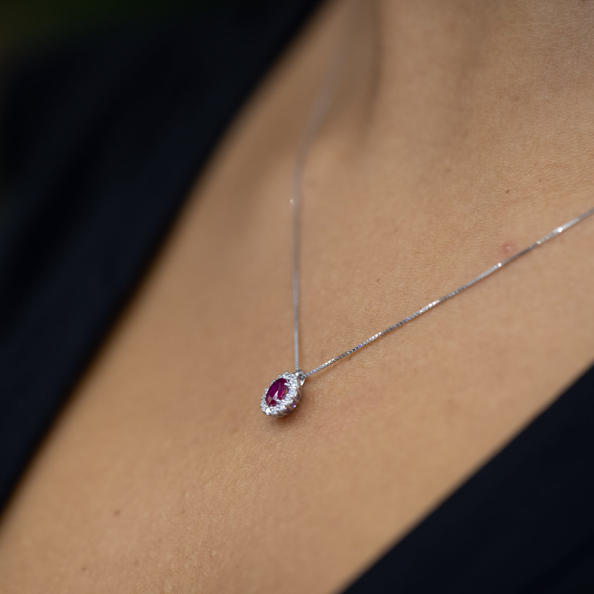 Collana in Oro Bianco 18KT in Rubino e Diamanti