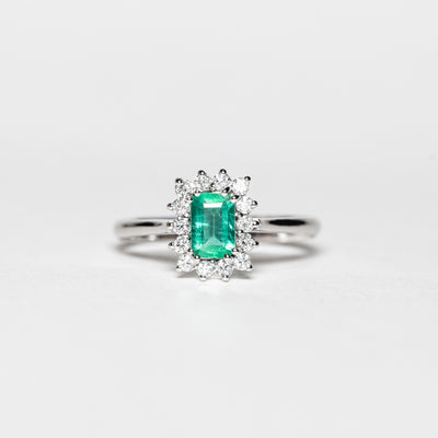 Anello In Oro Bianco 18Kt Con Smeraldo Taglio Emerald Contornato Di Diamanti