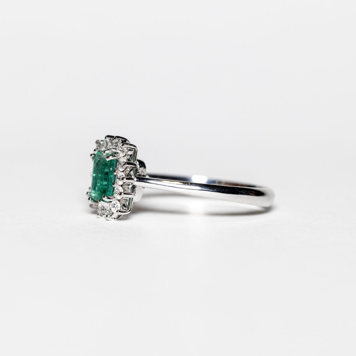 Anello In Oro Bianco 18Kt Con Smeraldo Taglio Emerald Contornato Di Diamanti