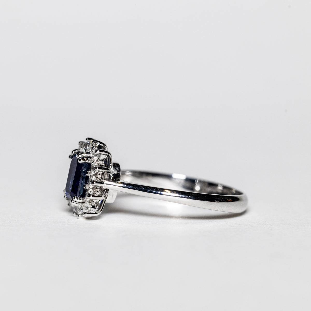 Anello In Oro Bianco 18Kt con Zaffiro Taglio Emerald Contornato Di Diamanti