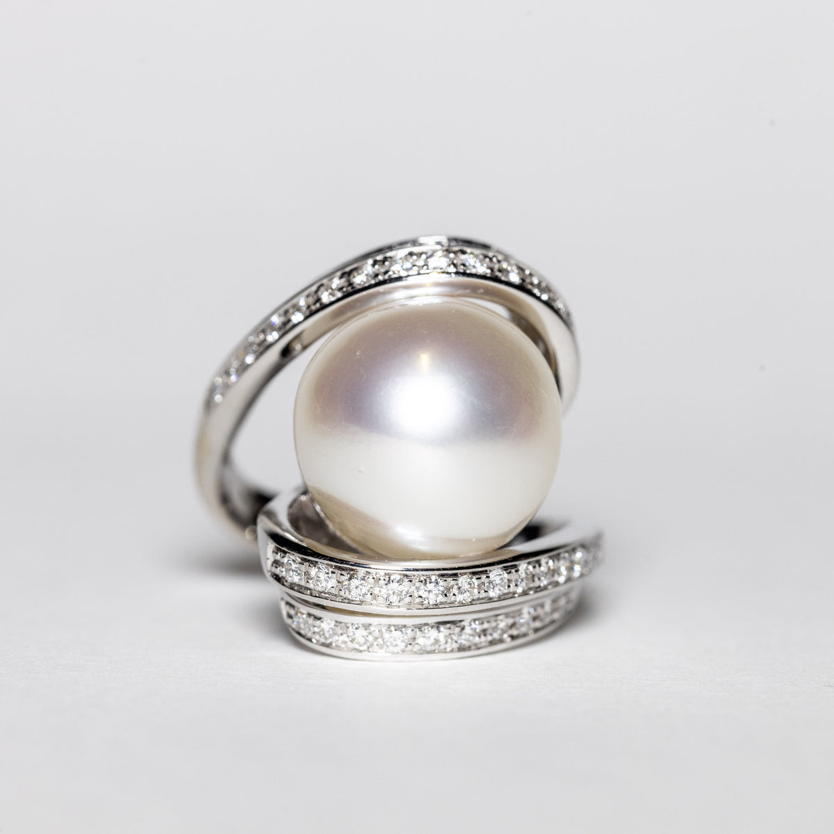 18Kt White Gold Ring with Australian Pearl and Diamonds