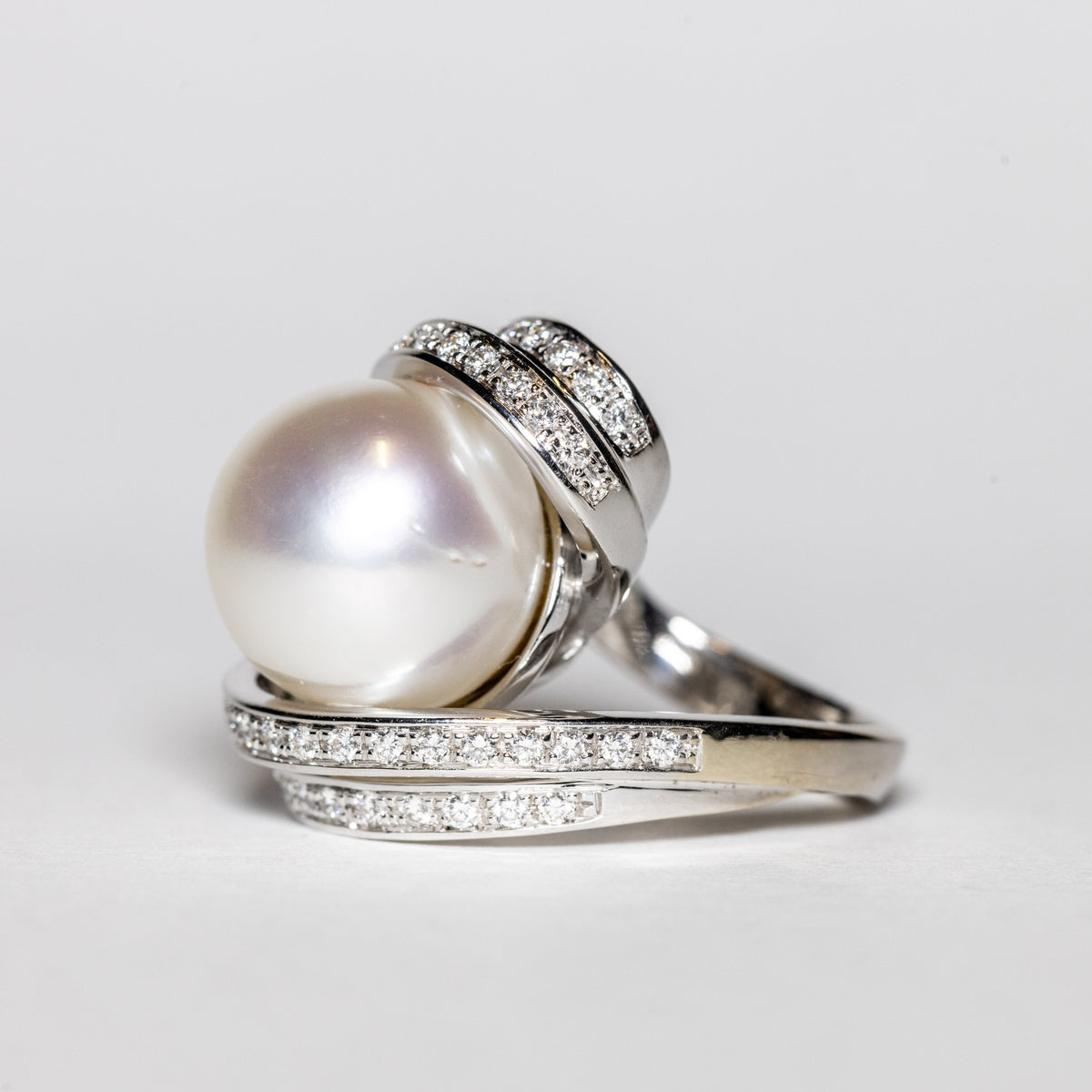 18Kt White Gold Ring with Australian Pearl and Diamonds