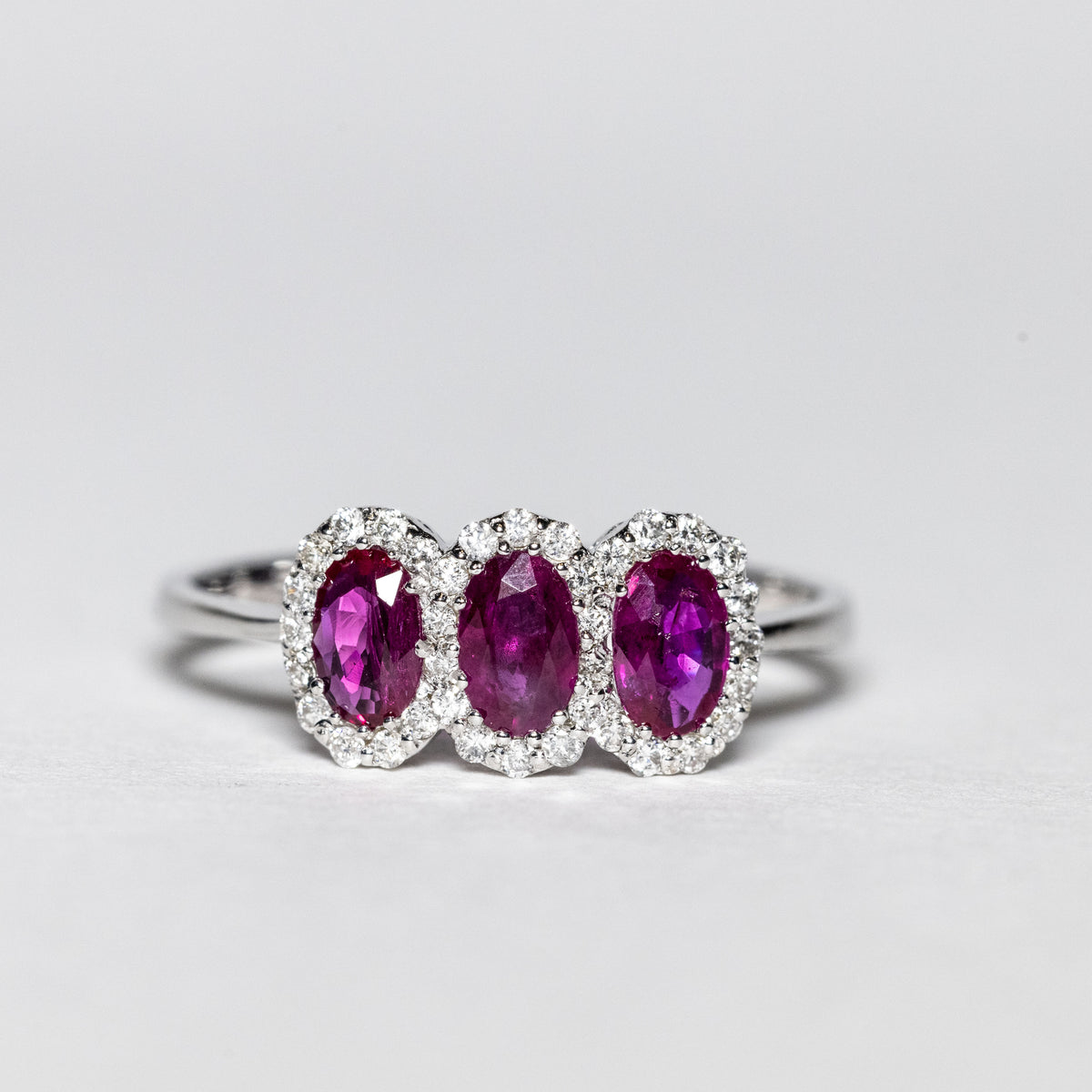 Anello Trilogy in Oro Bianco 18 Kt con Rubini Contornati di Diamanti