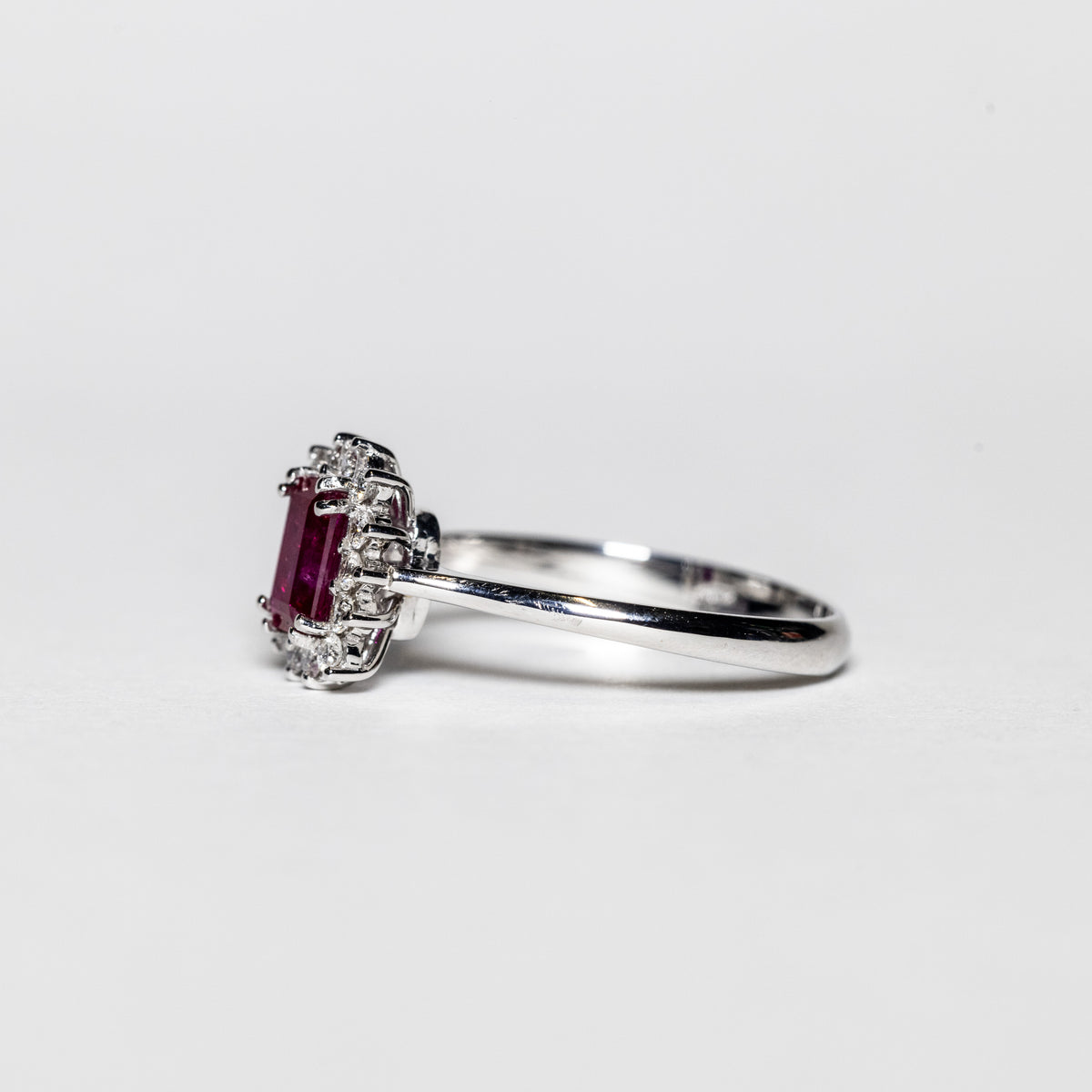 Anello in Oro Bianco 18 Kt con Rubino Taglio Baguette Contornato di Diamanti