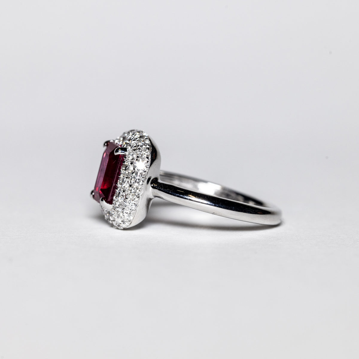 Anello in Oro Bianco 18 Kt con Rubino Centrale Taglio a Cuscino e Doppio Giro di Diamanti