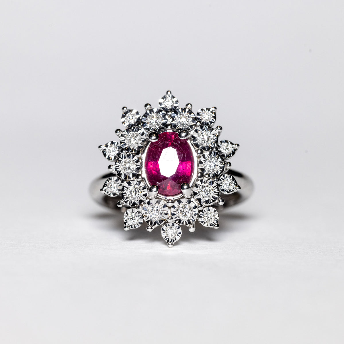 Anello in Oro Bianco 18 Kt con Rubino Centrale e Diamanti Forma Fiocco di Neve