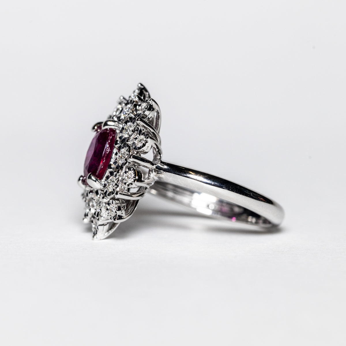 18Kt White Gold Ring with Central Ruby and Snowflake Shape Diamonds 