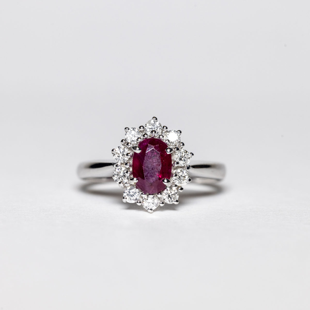 Anello in Oro Bianco 18 Kt con Rubino Centrale con Giro di Diamanti