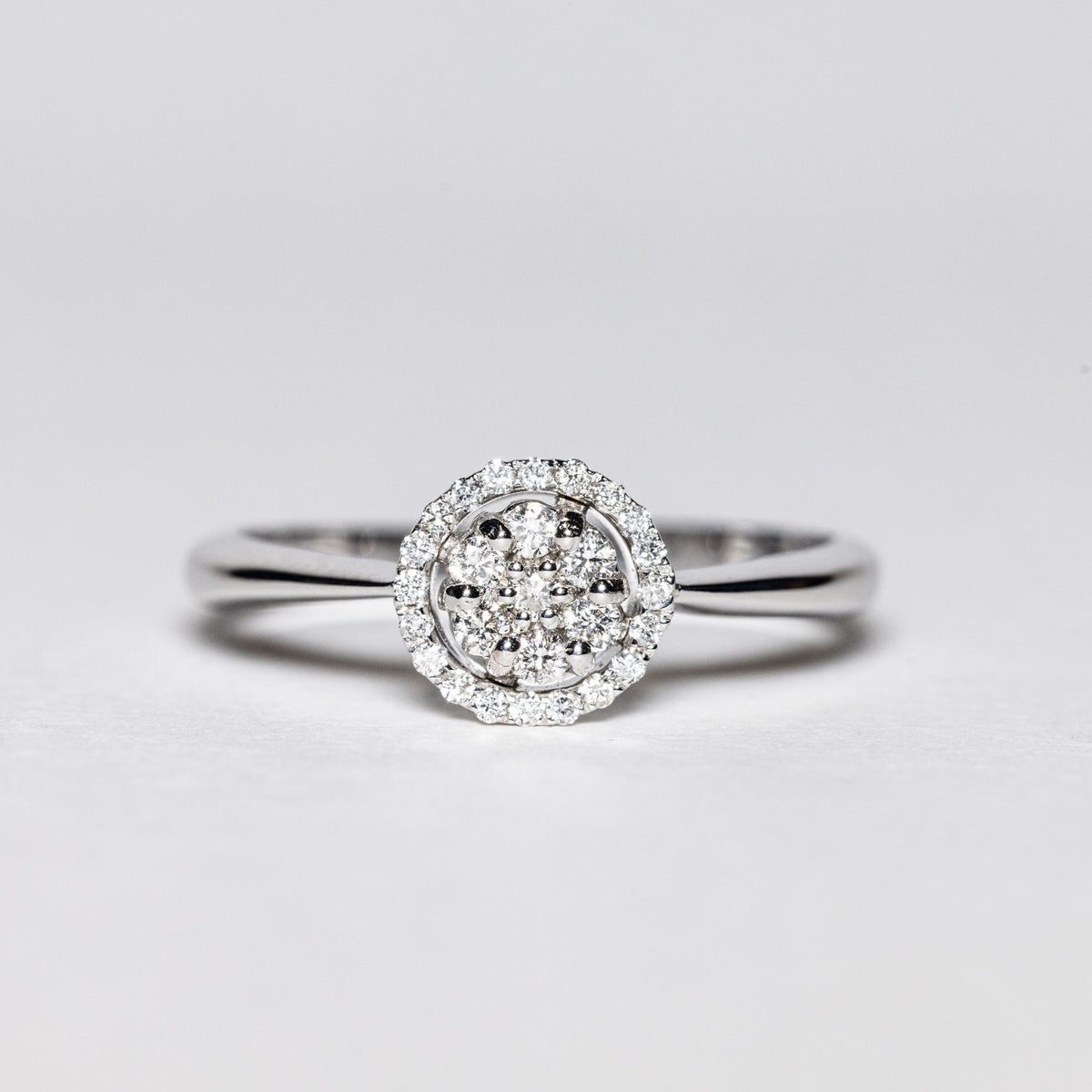 Anello in Oro Bianco 18 Kt con Fiore Pave' Contornato di Diamanti