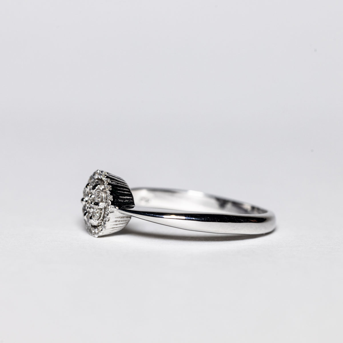 Anello in Oro Bianco 18 Kt con Fiore Pave' Contornato di Diamanti