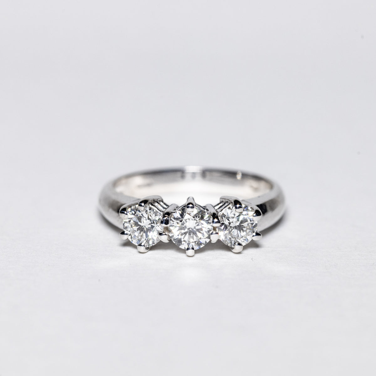 Anello Trilogy in Oro Bianco 18 Kt con Montatura a Sei Griffe
