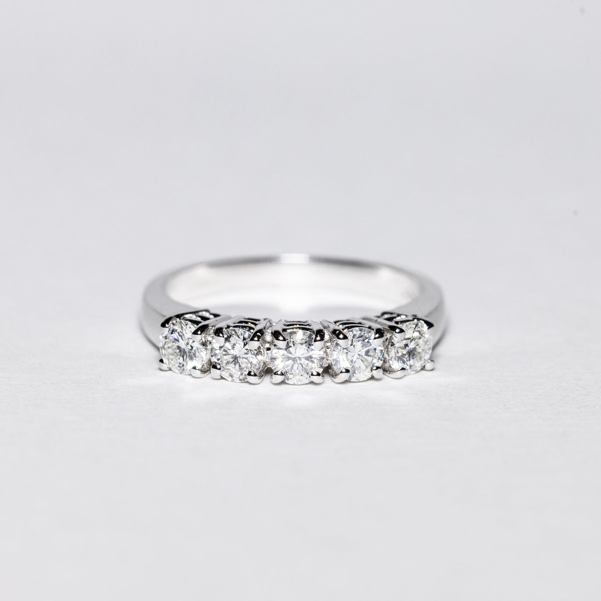 Anello Veretta Cinque Pietre in Oro Bianco 18 Kt