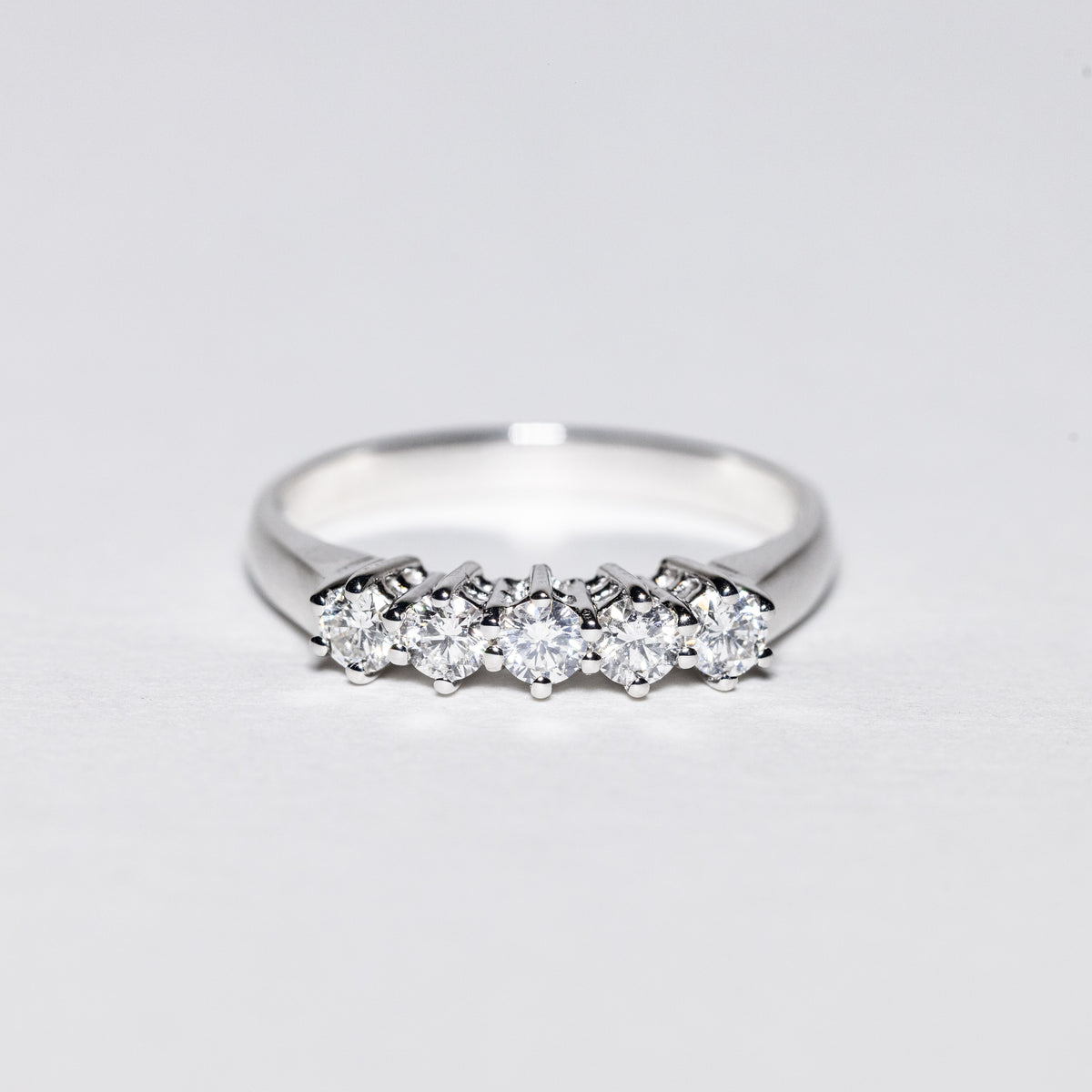 Anello Veretta in Oro Bianco 18 kt Montatura a Sei Griffe