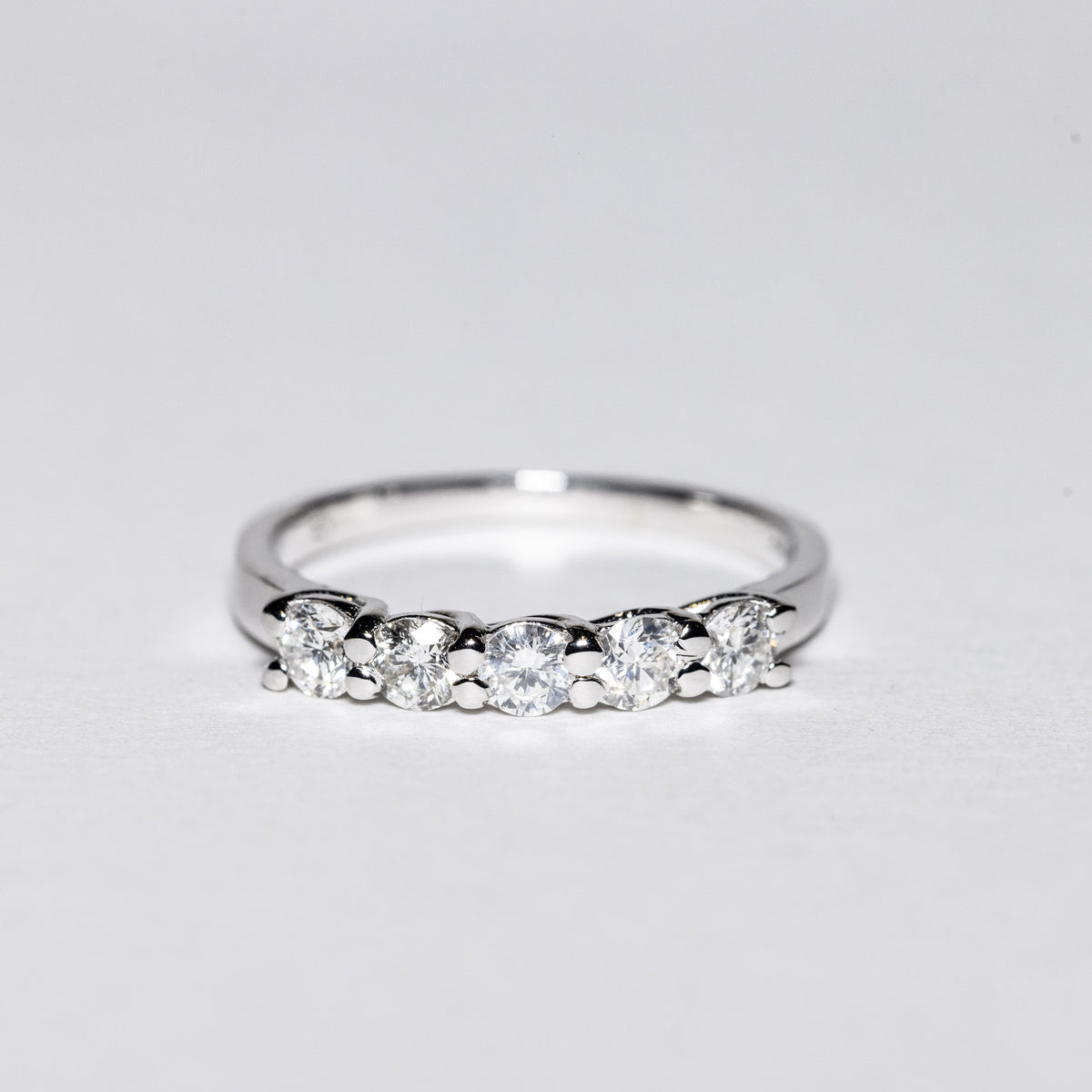 Anello Veretta Cinque Pietre in Oro Bianco 18 Kt Montatura Grace