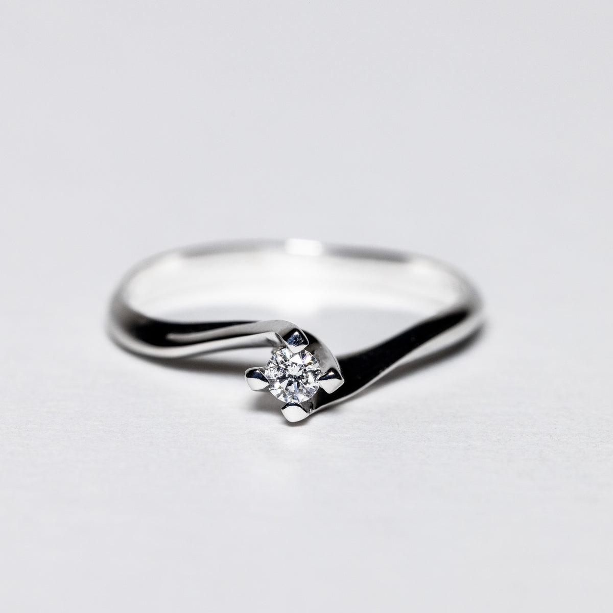 Anello Solitario In Oro Bianco 18Kt Con Diamante Da 0,10 CT. Montatura Valentino