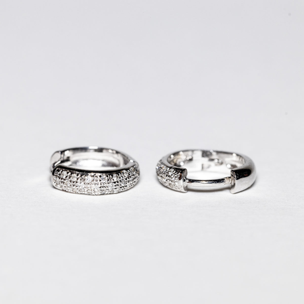 18K White Gold and Diamonds Stud Earrings