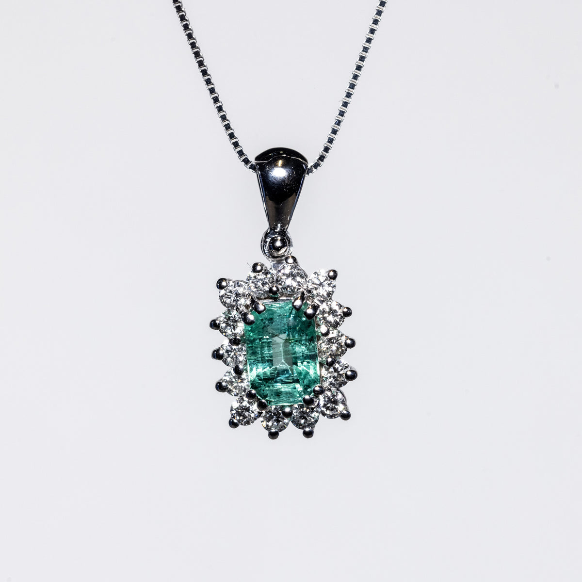 18Kt White Gold Necklace with Baguette Cut Central Emerald and Diamond Ring