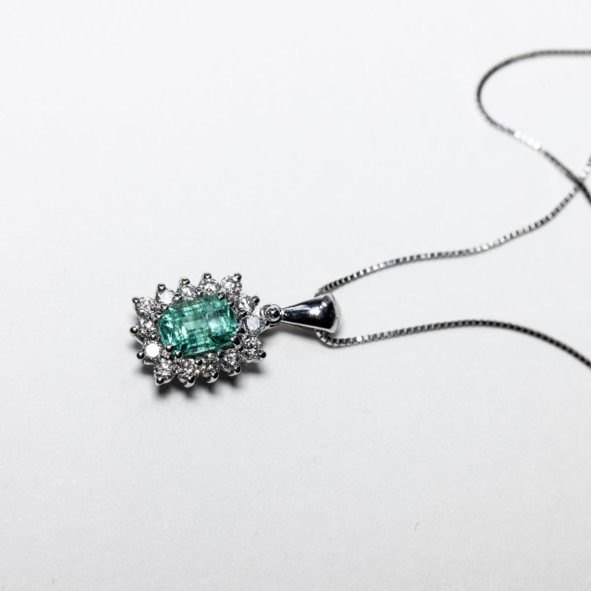 18Kt White Gold Necklace with Baguette Cut Central Emerald and Diamond Ring