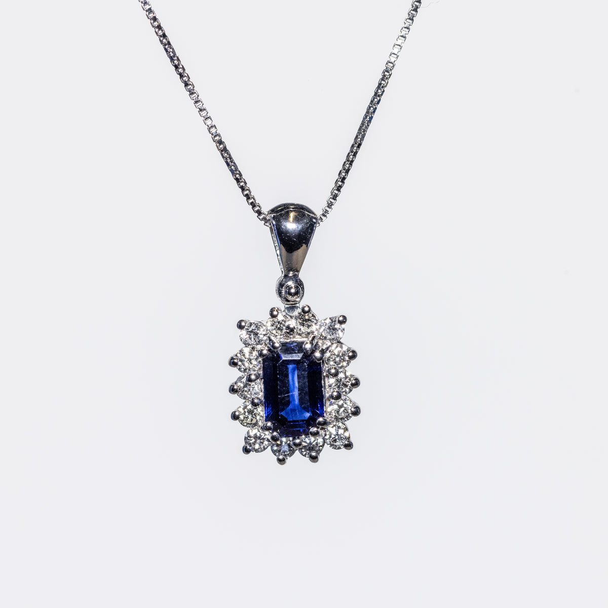 Collana in Oro Bianco 18 Kt con Ciondolo Zaffiro Taglio a Baguette e Giro di Diamanti